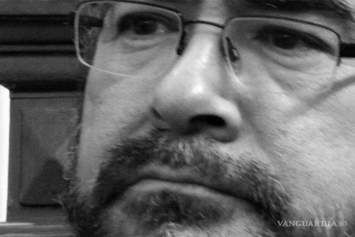 Cotidianidad, muerte y rencarnación marcan el poemario más reciente de Eduardo Casar