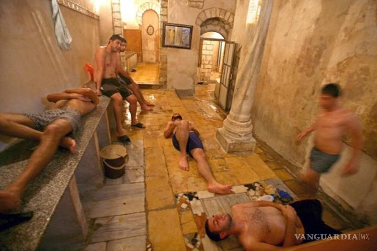 Detienen a 27 hombres por tener relaciones en baño turco de Libia