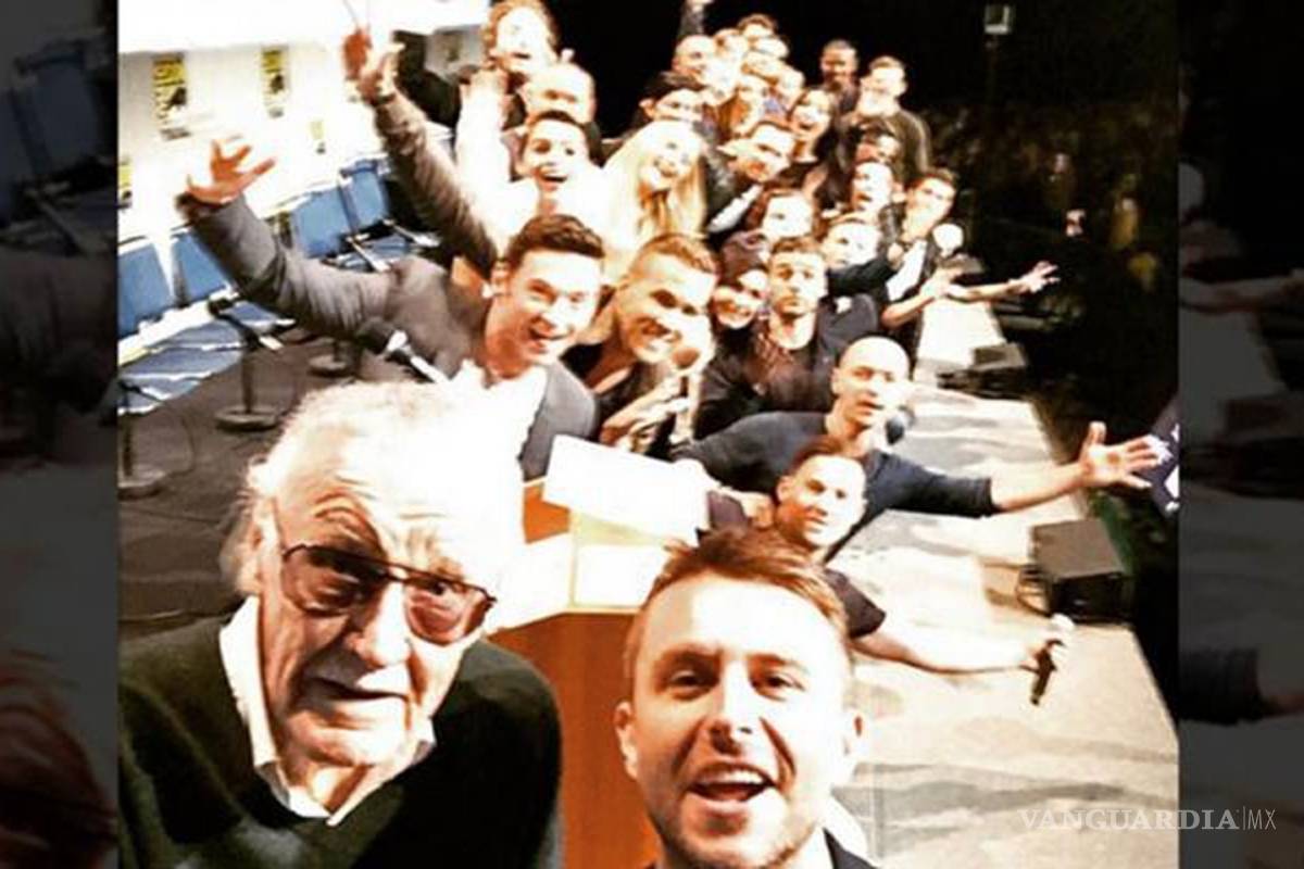Stan Lee reúne a superhéroes en una foto