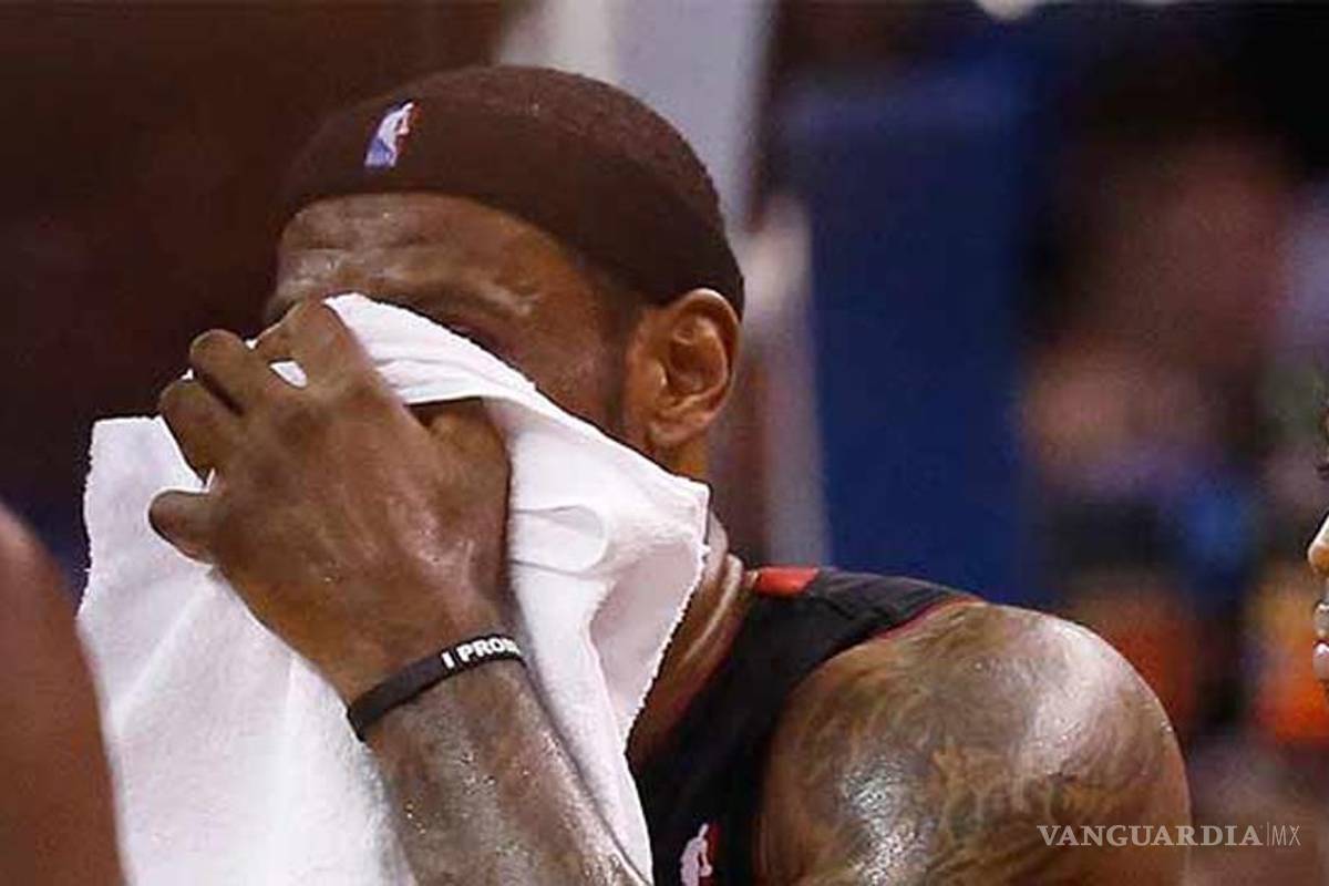 LeBron estrena máscara