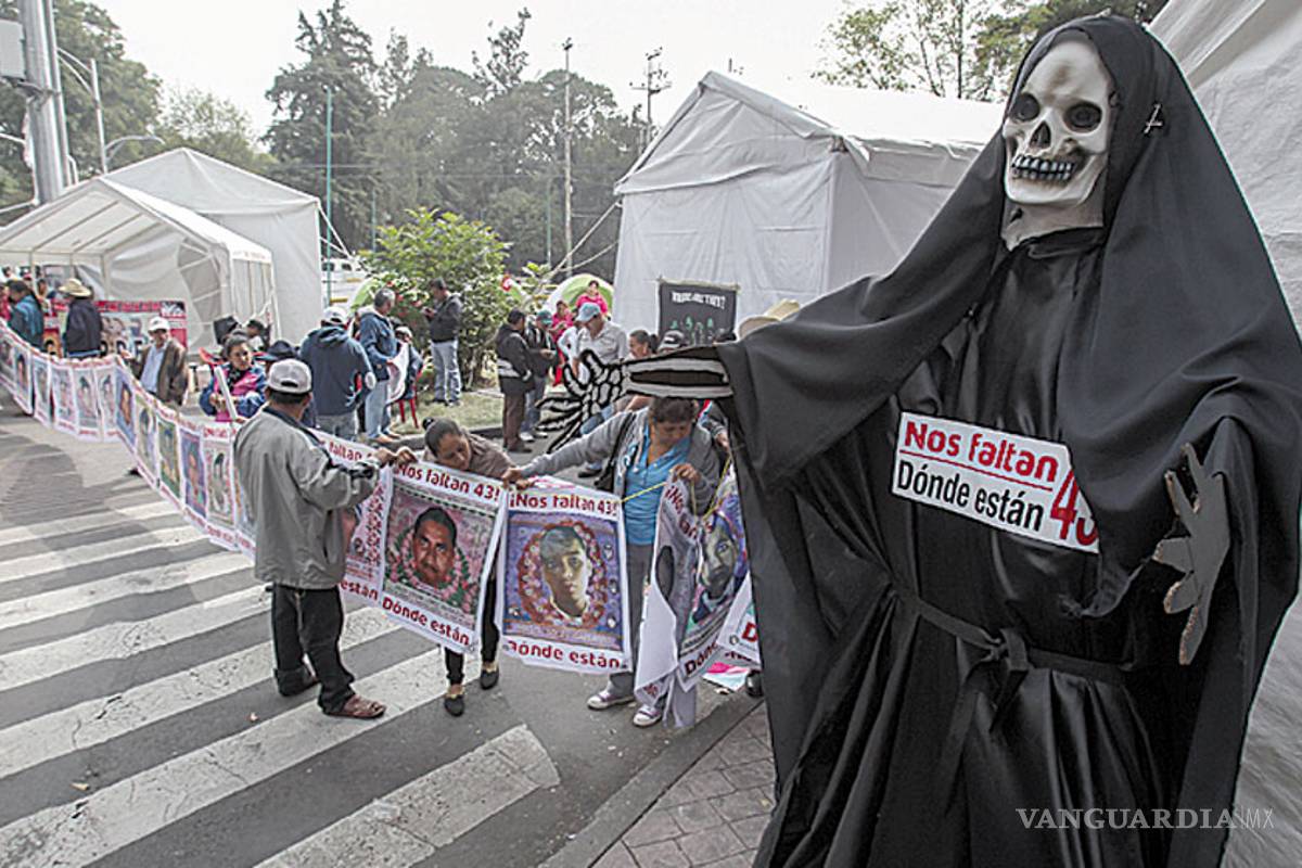 Tras reunión con PGR, padres de los 43 evalúan quitar plantón
