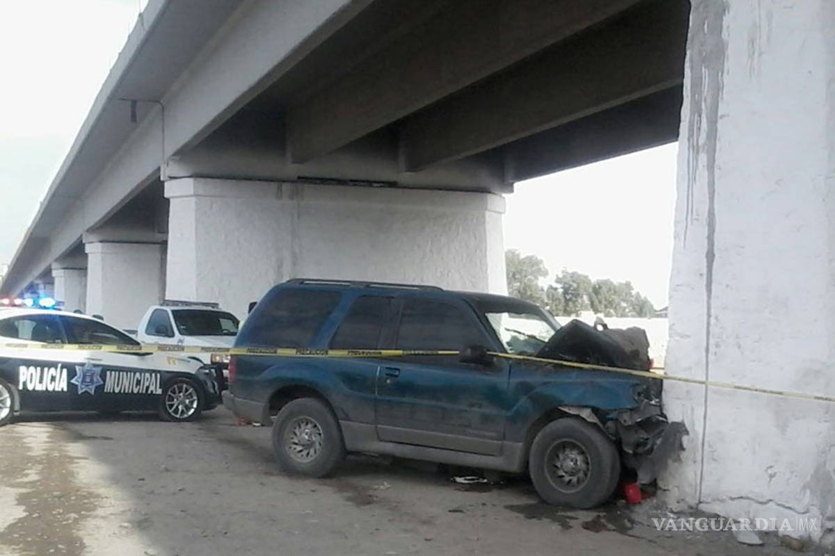 En Torreón, muere infartado y choca contra muro de puente