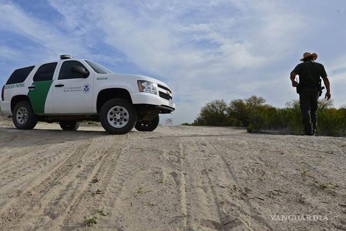 Mueren seis al volcar camioneta con inmigrantes en Texas
