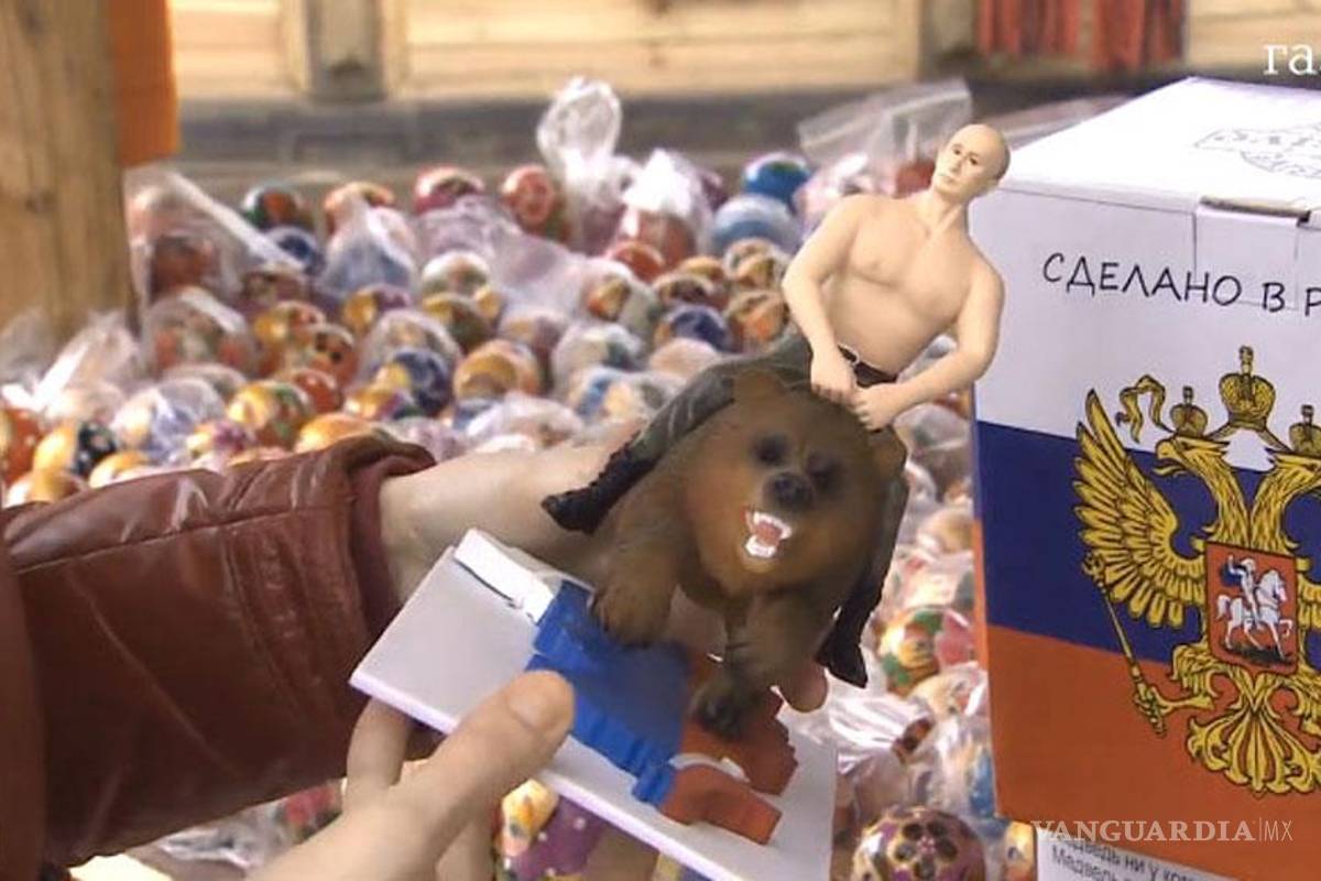 Sale a la venta una estatuilla con un musculoso Putin subido en un oso