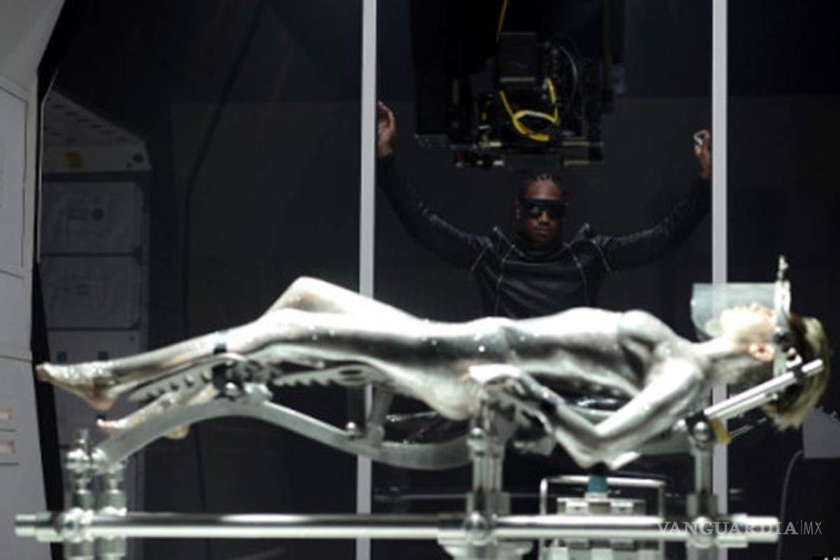 Miley Cyrus es ahora un alien desnudo