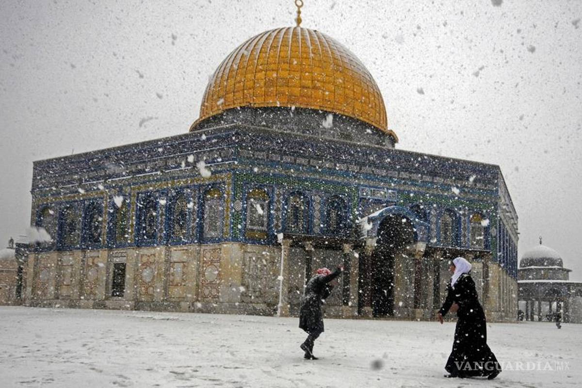La nieve cubre de blanco las calles de Jerusalem