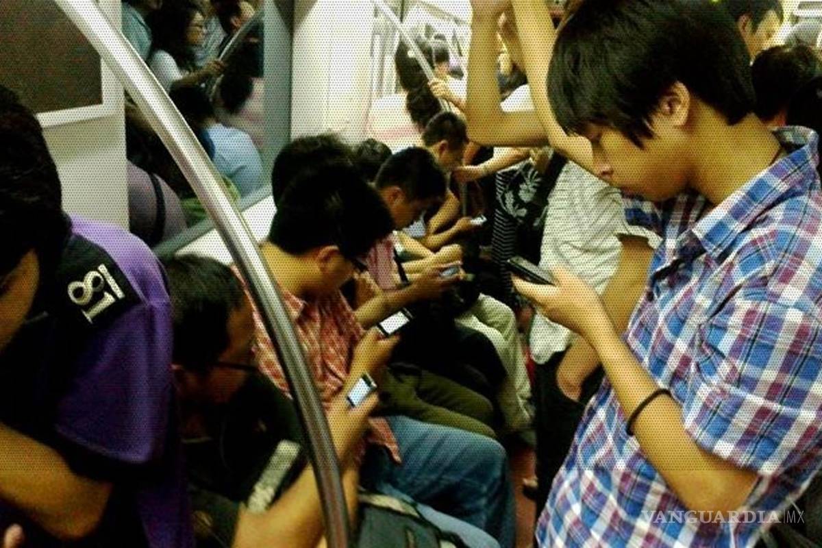 Personas que pasan más tiempo "pegadas" al móvil son menos felices: estudio