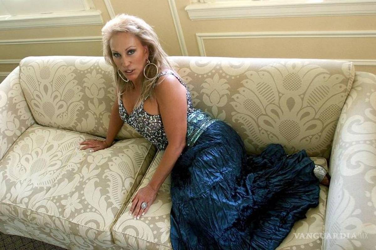 Laura León enseña su tesorito con dedicatoria a fan