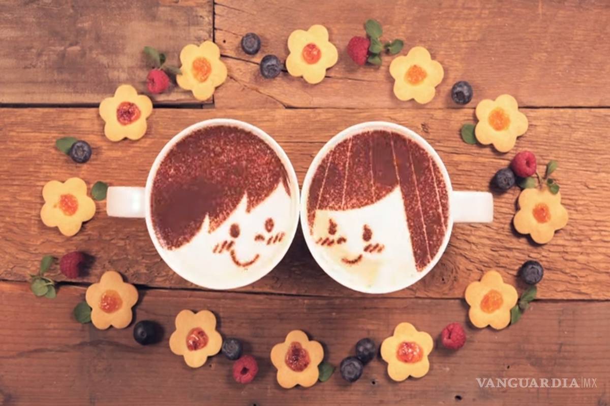 Artista narra historia de amor con mil tazas de espumoso café