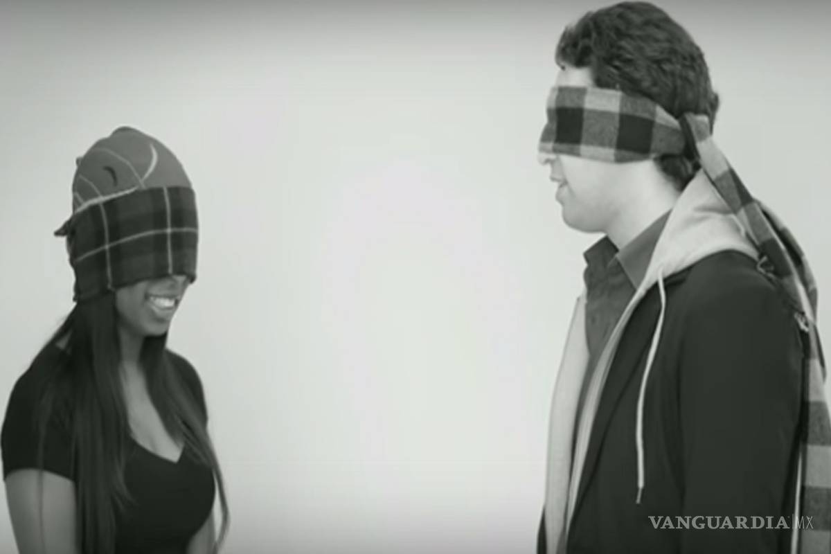 Amor al primer beso, otro experimento de extraños con los ojos vendados (Video)