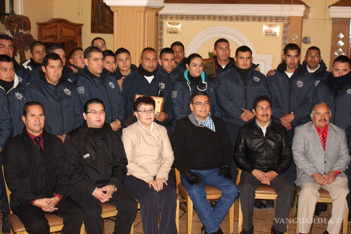 En Sabinas, festejan a policías en su día