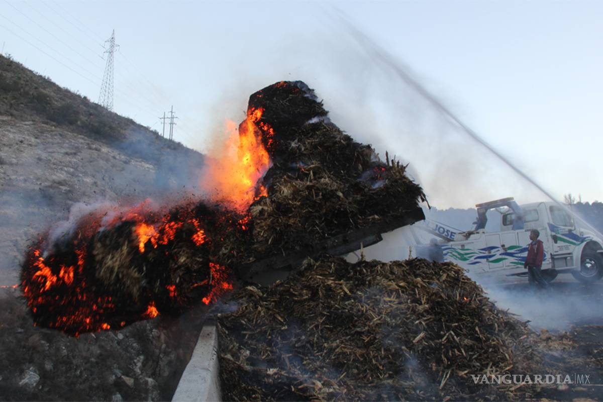 Se incendia caja de tráiler que transportaba alfalfa en 'Los Chorros'