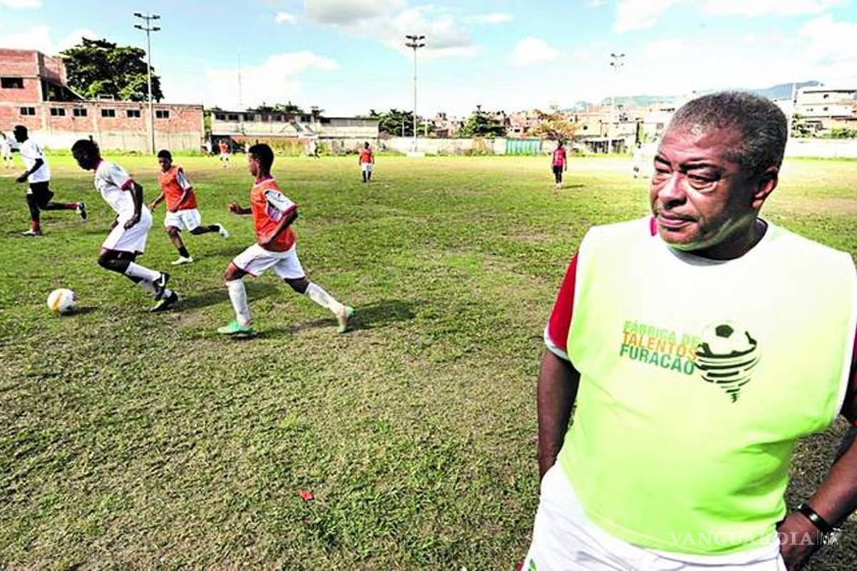 Jairzinho, dedica sus días a entrenar niños pobres en Brasil