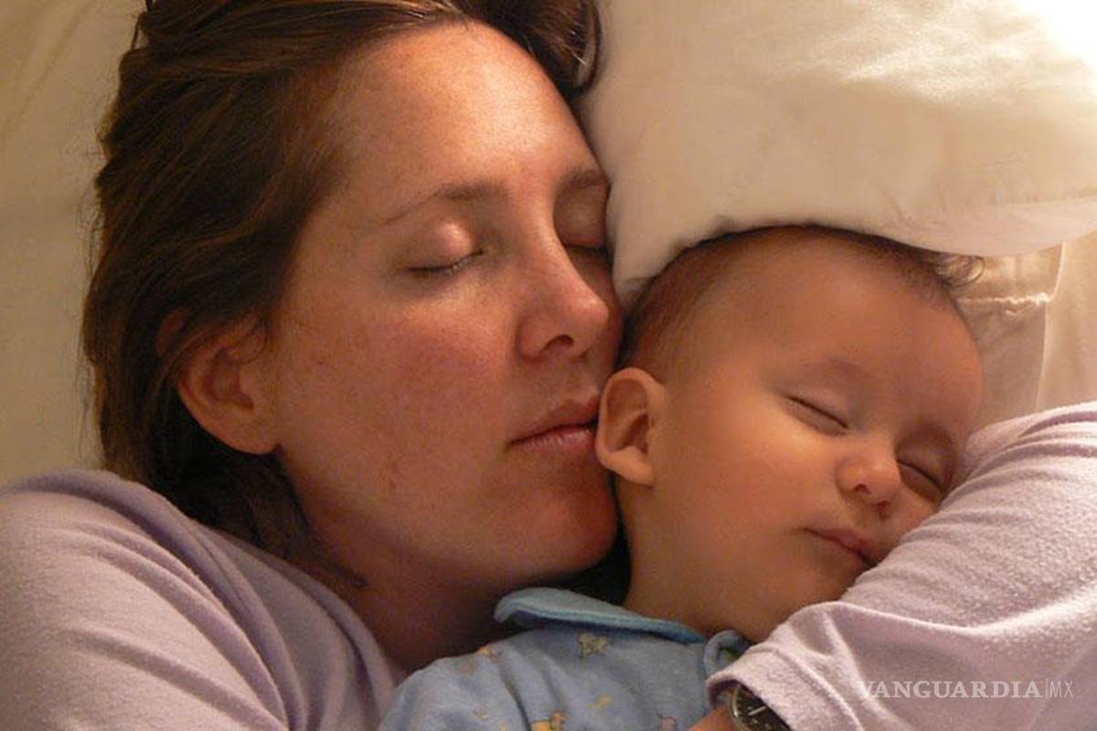 Dormir con el bebé en el sofá aumenta riesgo de que sufra muerte súbita