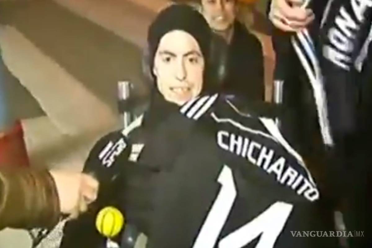 'Chicharito' regala su playera a chico con discapacidad
