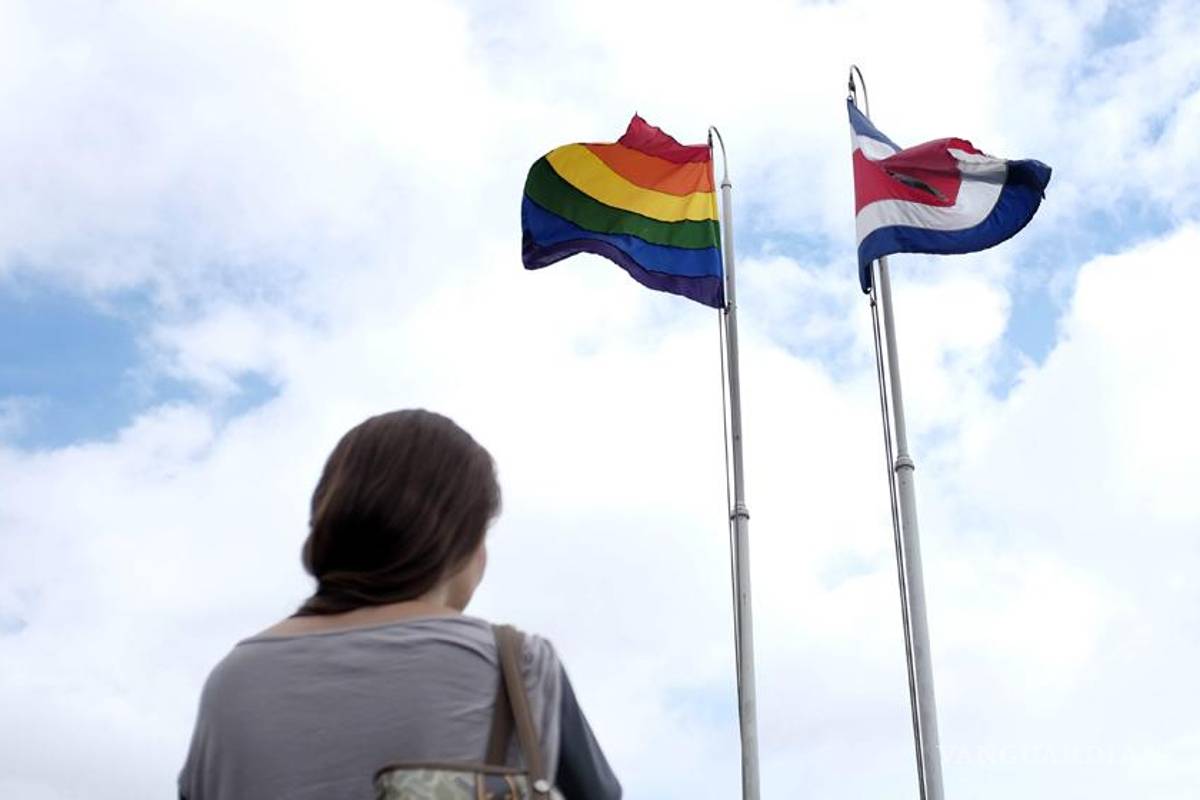 El presidente de Costa Rica iza la bandera gay en la sede presidencial