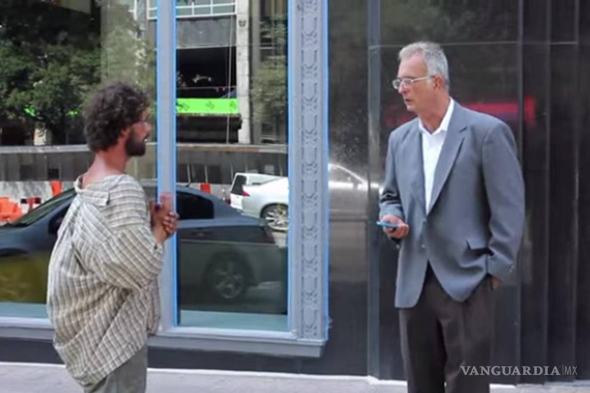 Indigente es 'trajeado' para pedir dinero