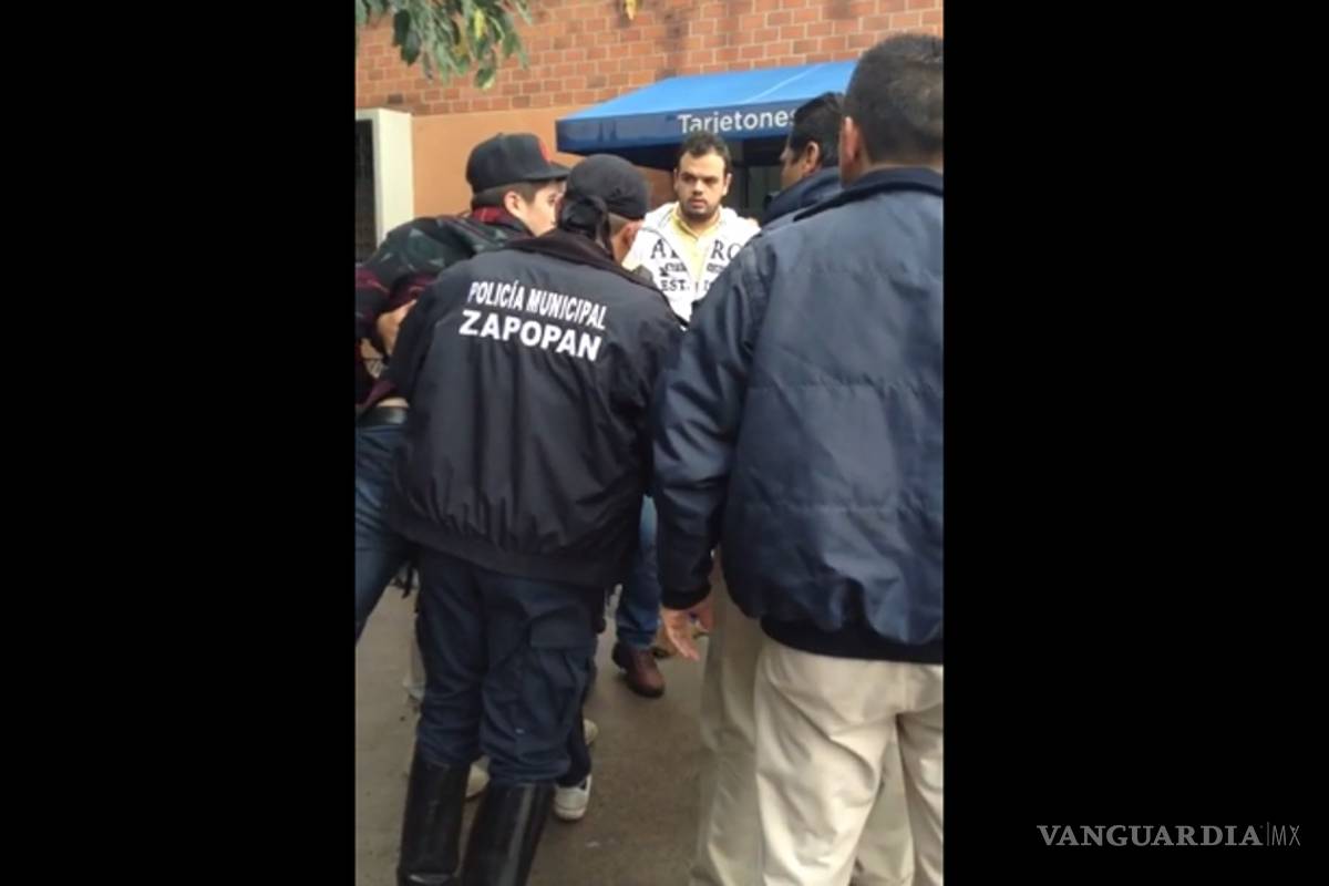 Policías de Zapopan irrumpen en ITESO e intentan detener a joven en muletas