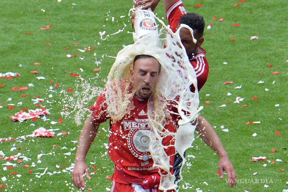 Baño de cerveza enfurece a Ribery (video)