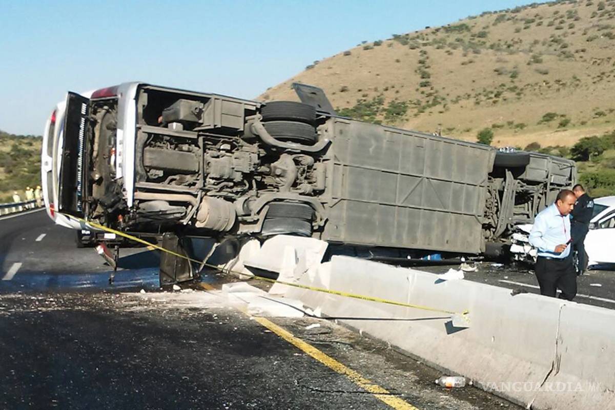 Un muerto y 22 lesionados tras volcadura de camión de Piedras Negras