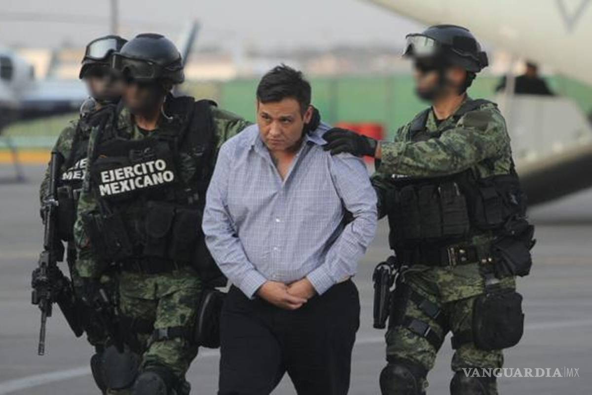 Presentan al 'Z-42' en el hangar de la PGR