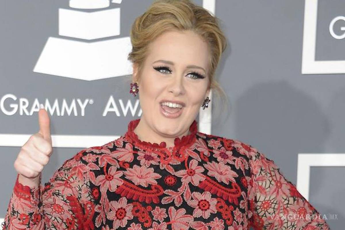 Adele y Mr Bean son condecorados por Isabel II