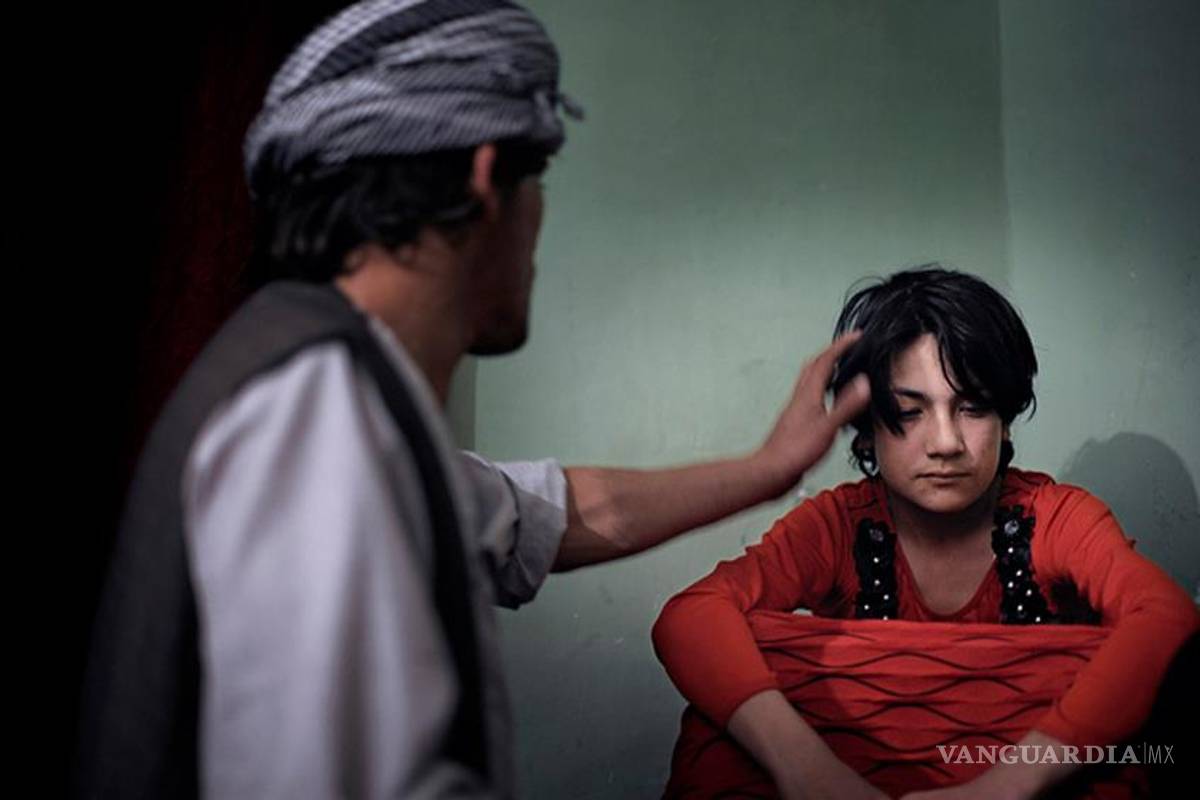 Obligan a niños a travestirse en Afganistán