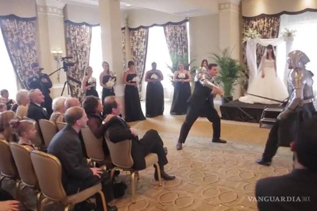 Defiende a su novia... ¡contra caballeros, Iron Man y Batman!