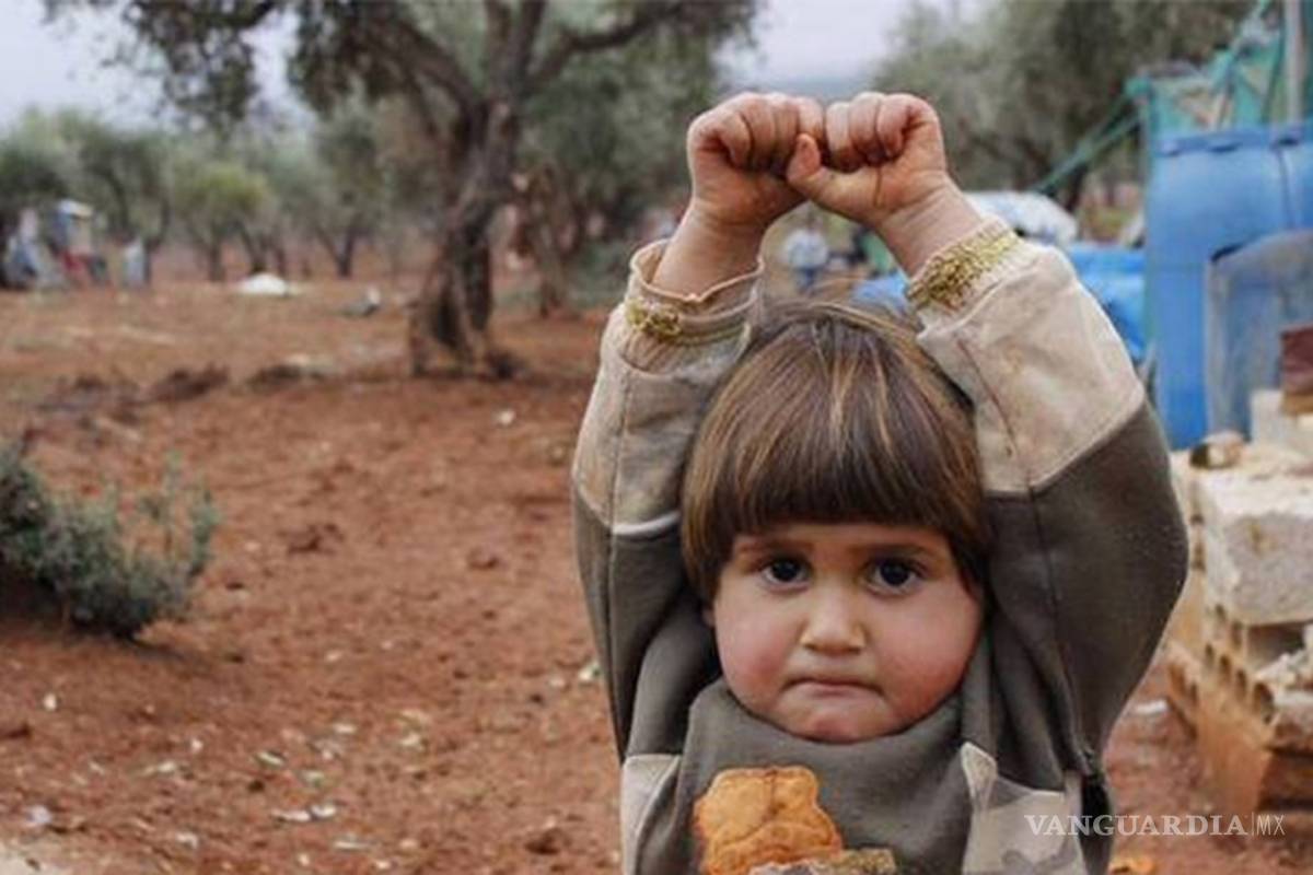 Niña siria se 'rinde' pensando que fotógrafo le apuntaba con un arma