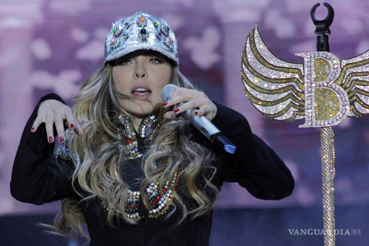 Belinda llama vacía y hueca a fan que criticó su presentación en Pachuca