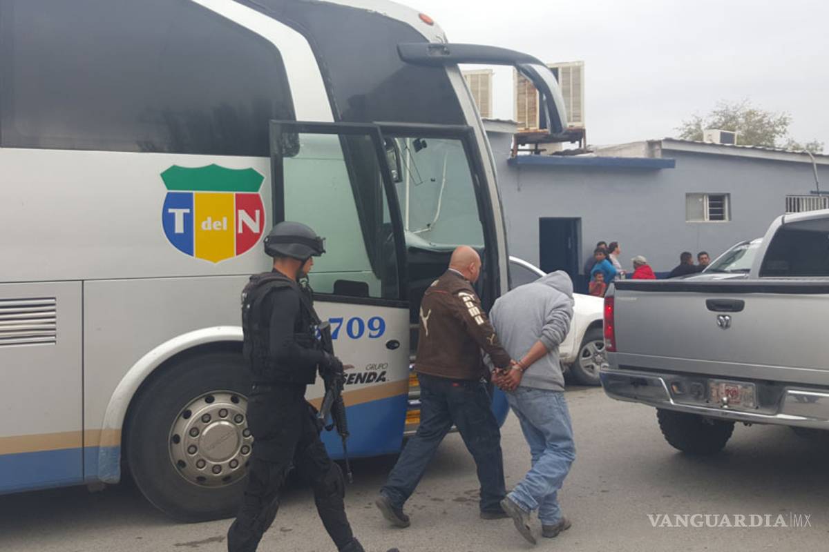 En Coahuila, pasajeros de autobús golpean a delincuente y evitan asalto