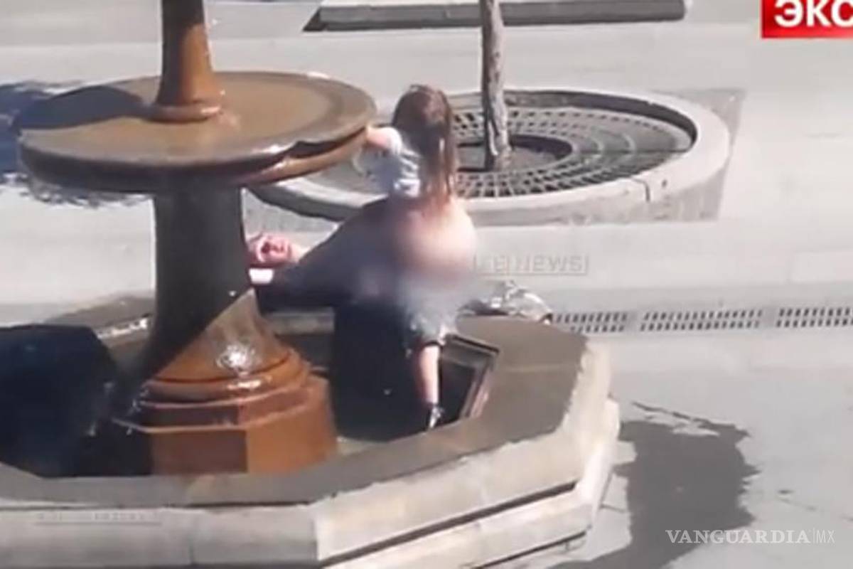 Graban a pareja teniendo relaciones sexuales en fuente de Rusia