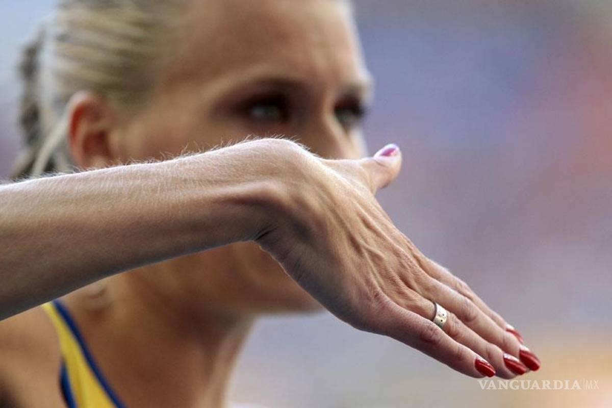 Prohíbe IAAF a atleta competir con uñas pintadas y con bandera gay