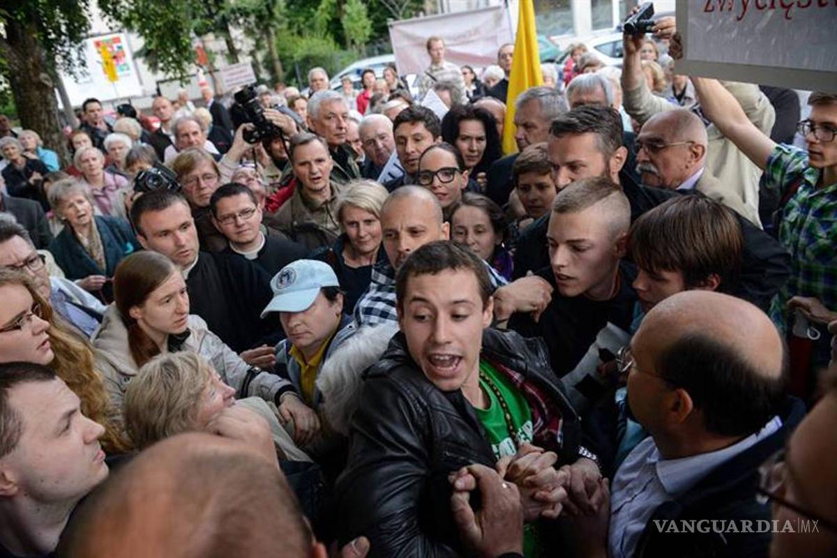 Católicos se manifiestan contra la obra teatral "Gólgota Picnic" en Polonia