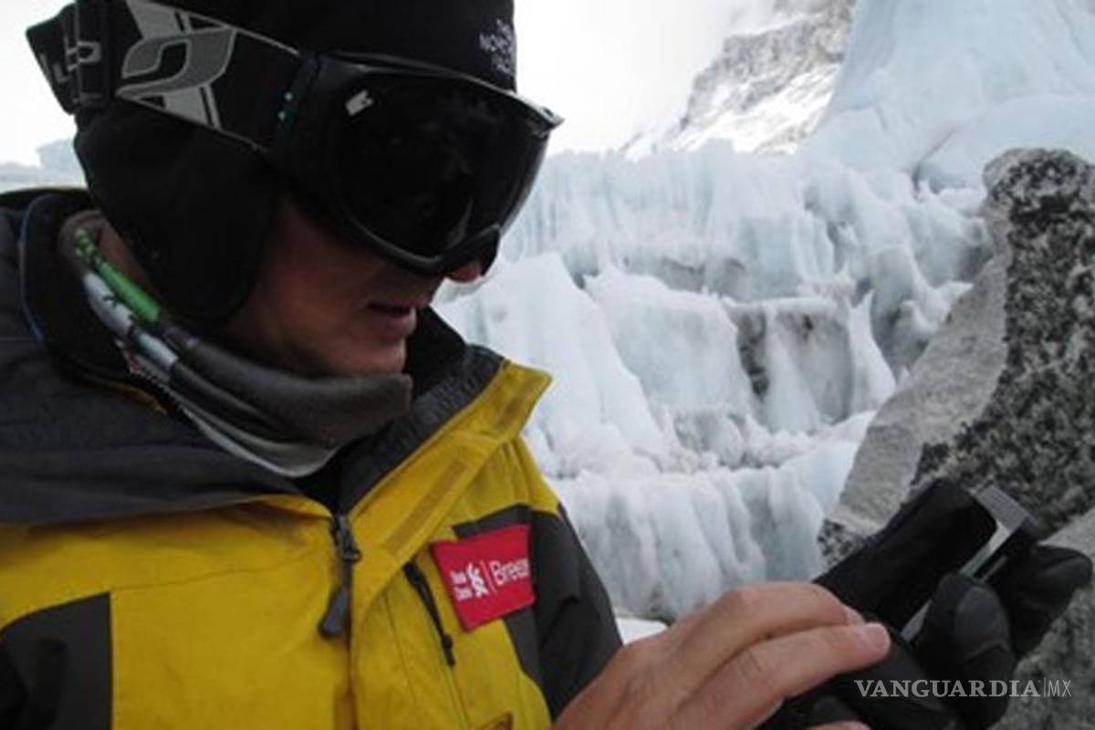 Montañistas marcan récord mundial haciendo la más elevada operación bancaria en el Monte Everest