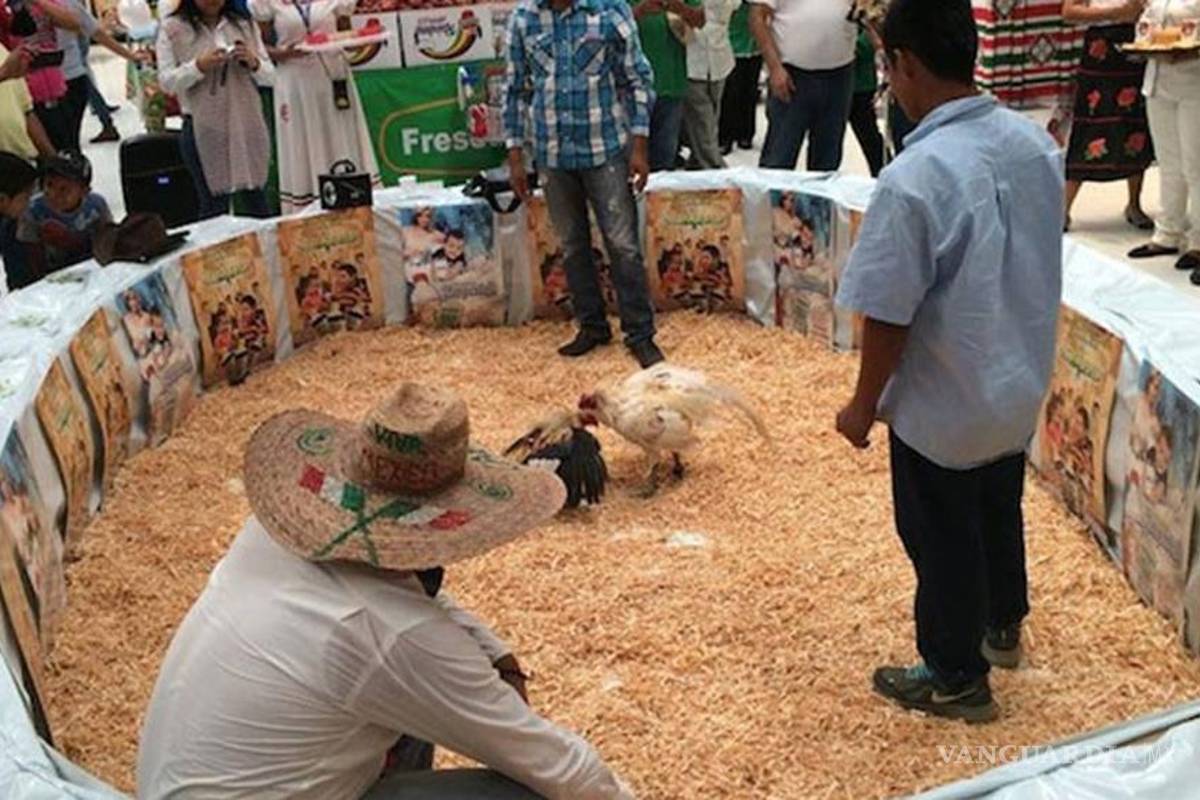 Organizan pelea de gallos al interior de una tienda de autoservicio