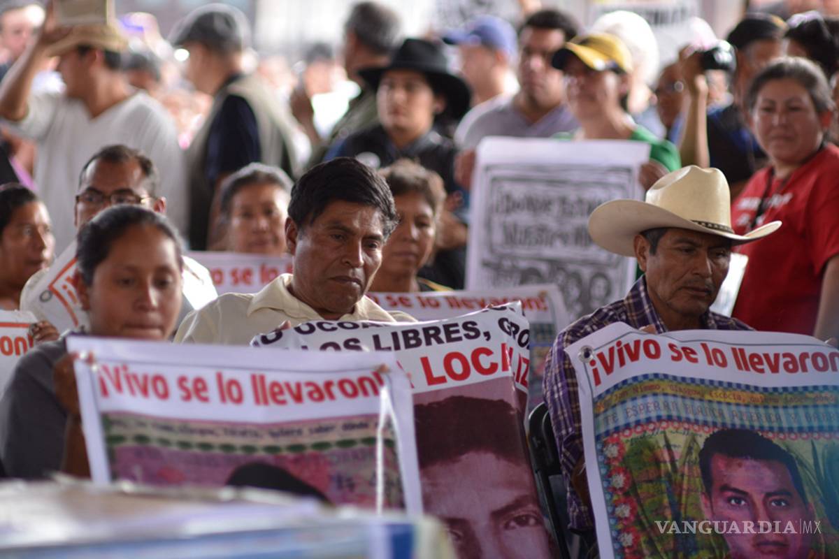 Senado llama a Peña y a padres de normalistas a acercar posiciones