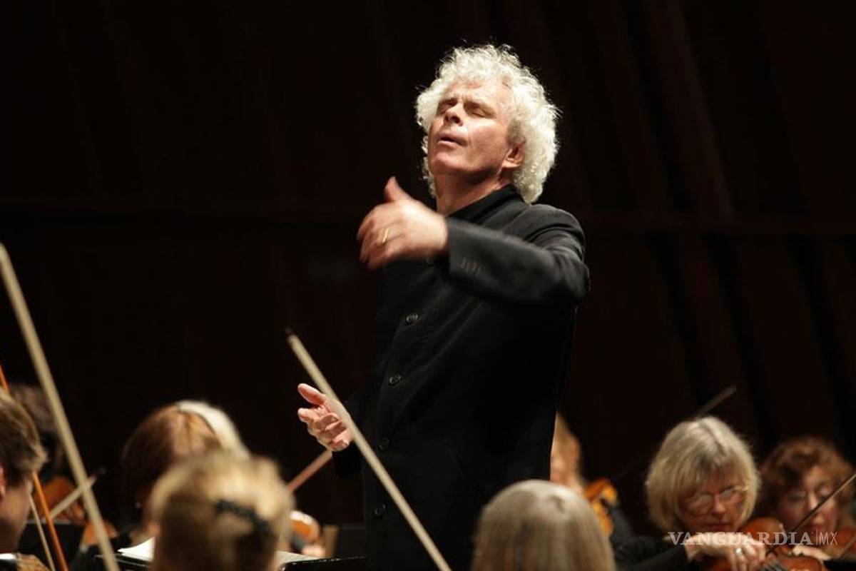 Sir Simon Rattle cumple 60 años; celebran atrilistas al titular de la Filarmónica de Berlín