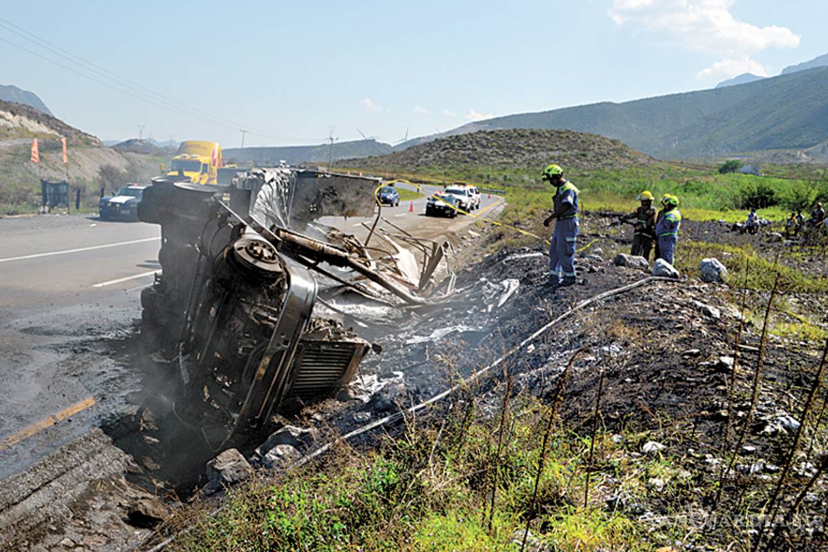 Muere trailero calcinado en la carretera Saltillo-Monterrey