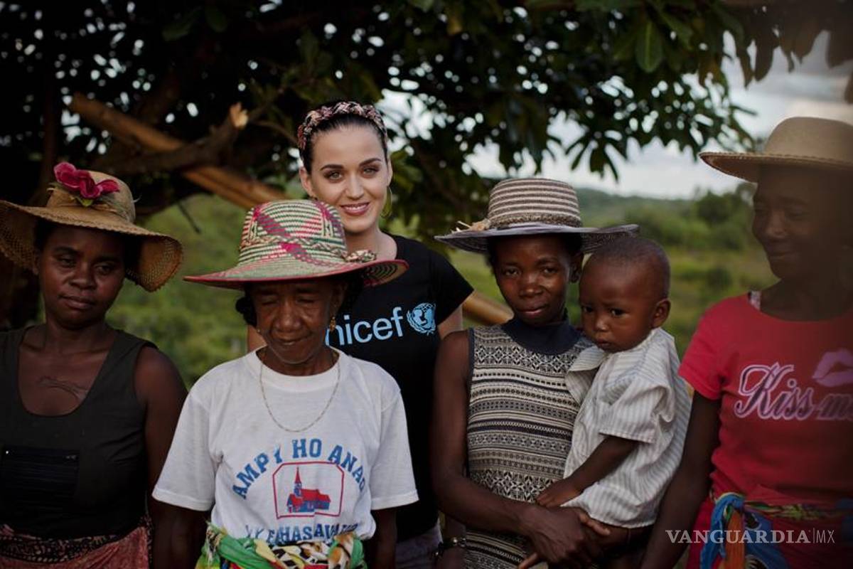 Katy Perry da alegría a niños en Madagascar