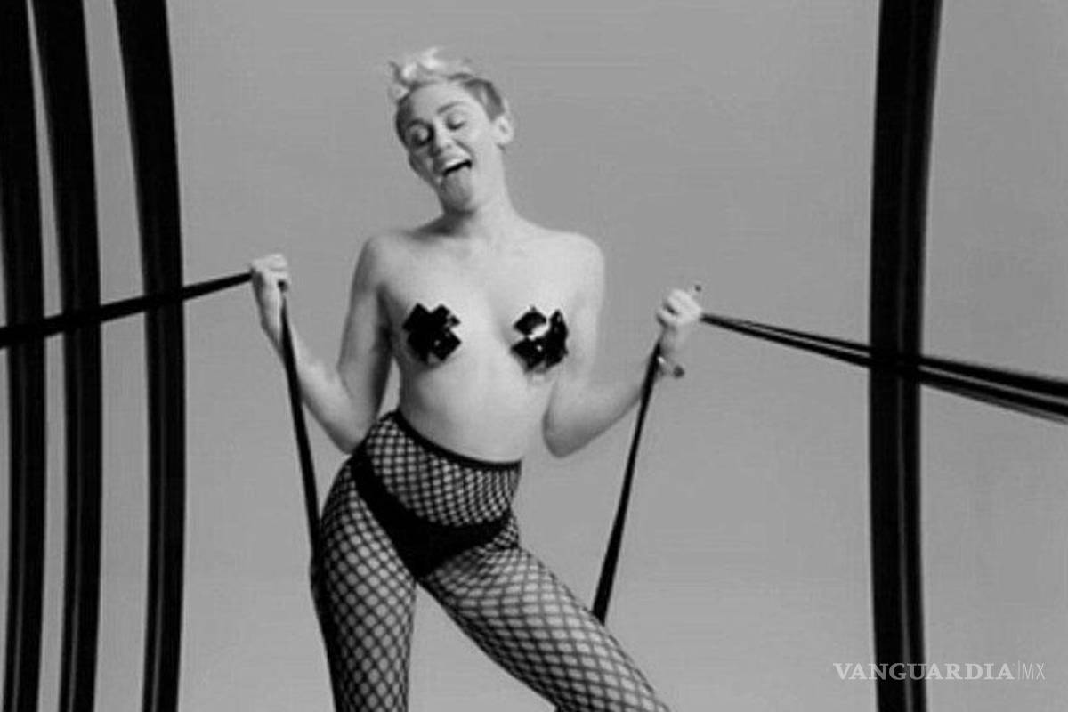 Miley Cyrus tapa sus pezones con cinta adhesiva en video