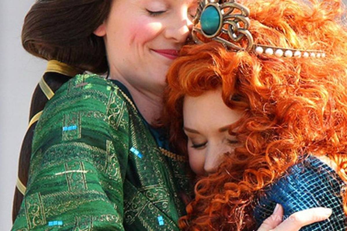 Niños celebran coronación de 'Merida' como princesa Disney