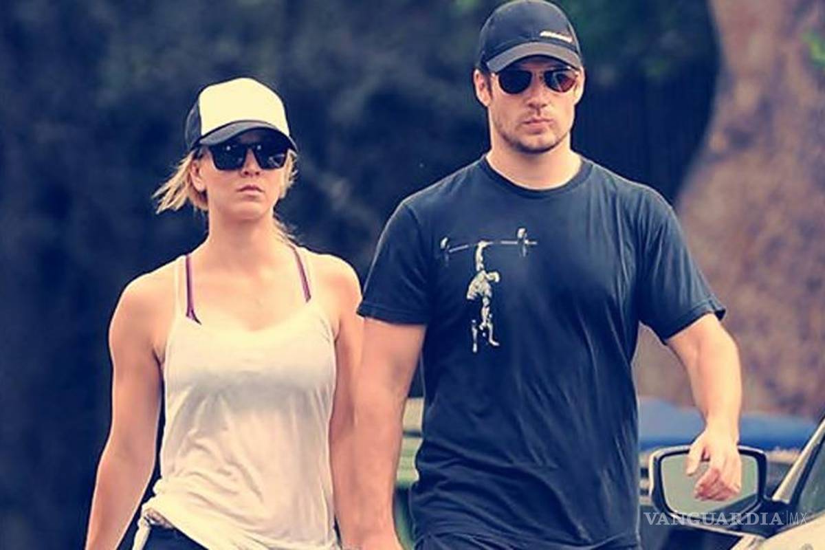 Kaley Cuoco y Henry Cavill, tomados de la mano