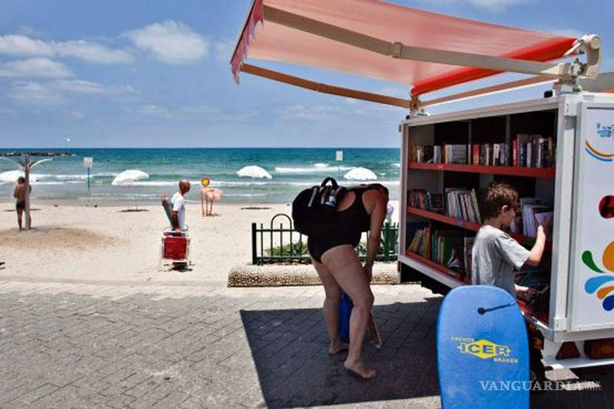 Leer gratis en la playa, Tel Aviv ofrece bibliotecas ambulantes