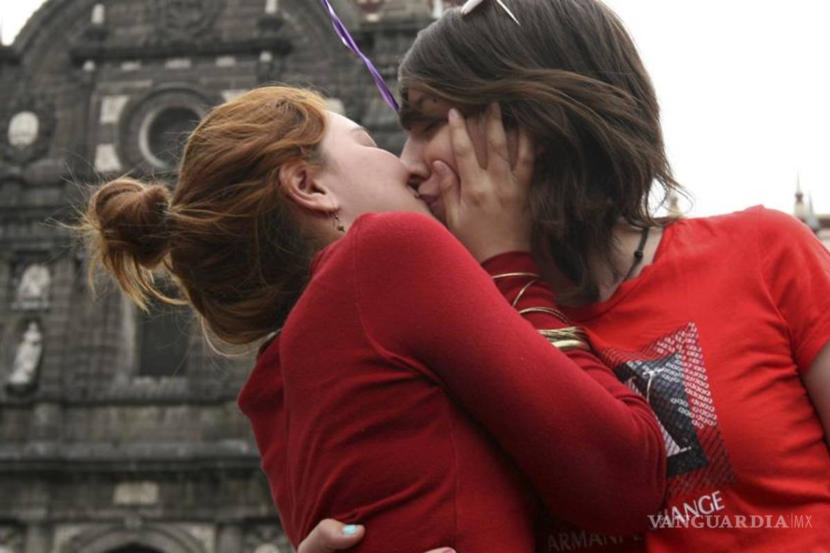 Con besos se manifestarán en contra de la lesbofobia