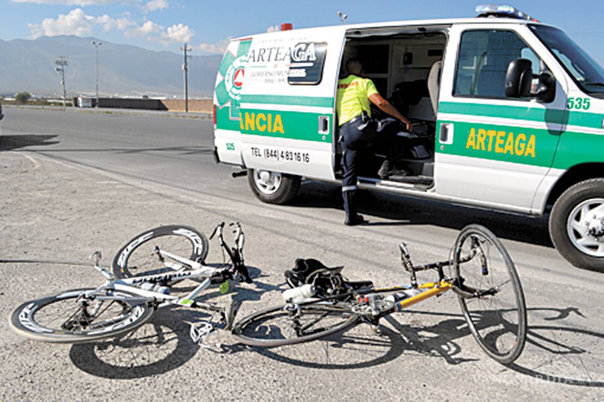 Chofer imprudente atropella a ciclistas en Saltillo
