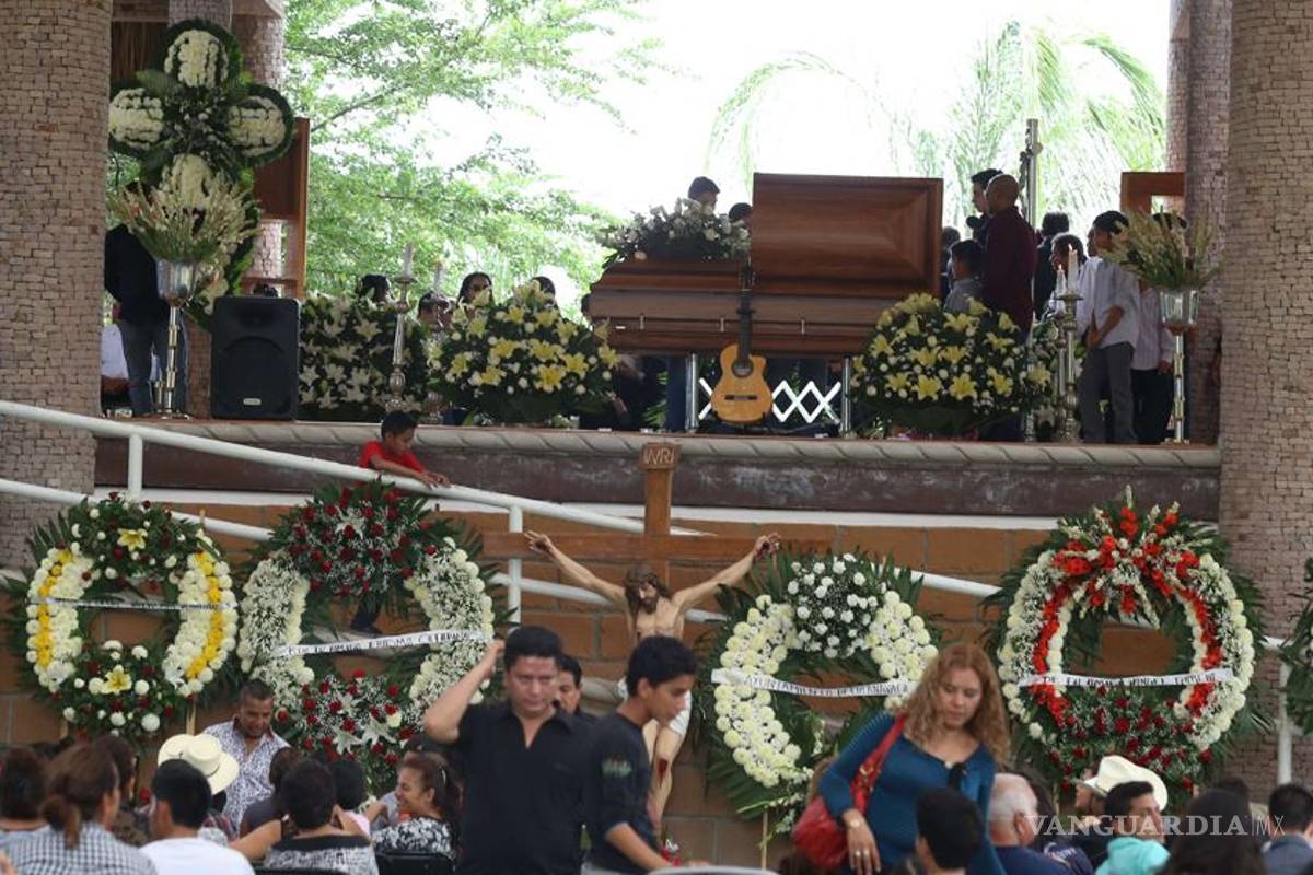 Amigos y familiares despiden a Joan Sebastian
