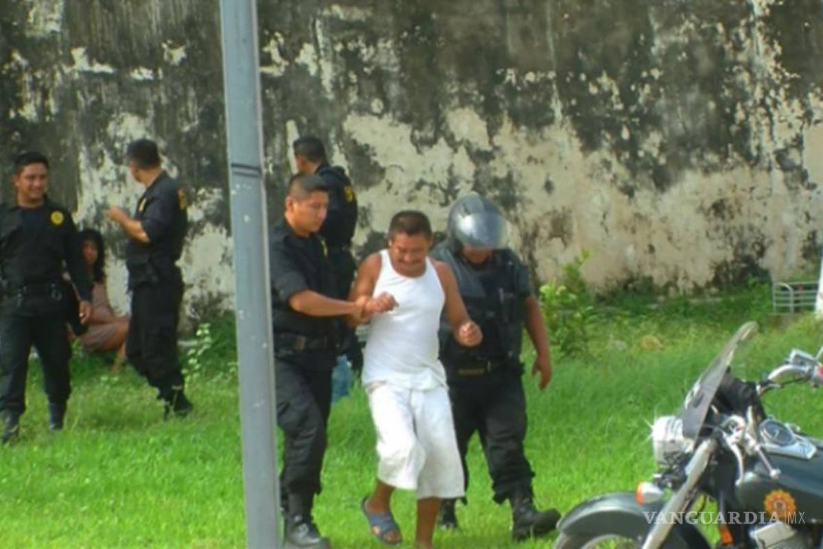 Detienen a pareja en pleno acto sexual