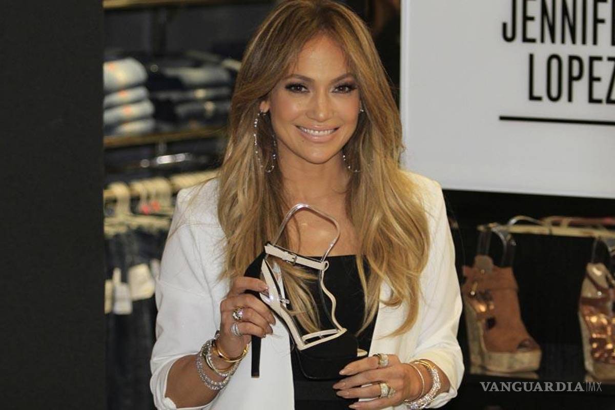 Jennifer Lopez recorre tienda en México