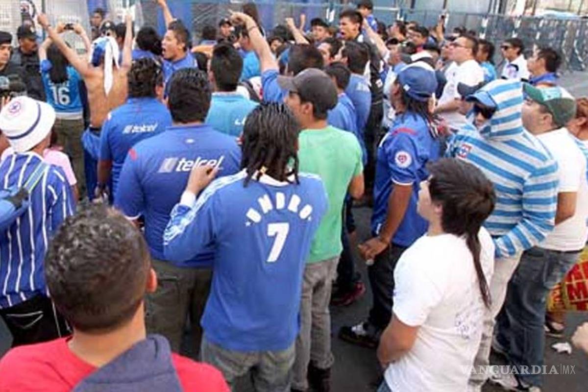 Aficionados marchan en apoyo al Cruz Azul en Paseo de la Reforma